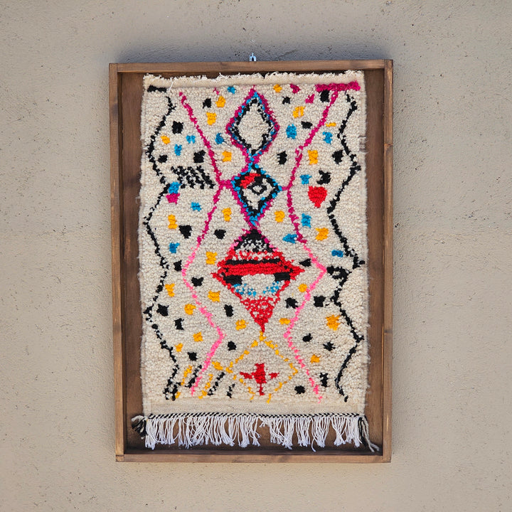 Rosa og svart symbolsk innrammet berberteppekunst - 100x76x5cm