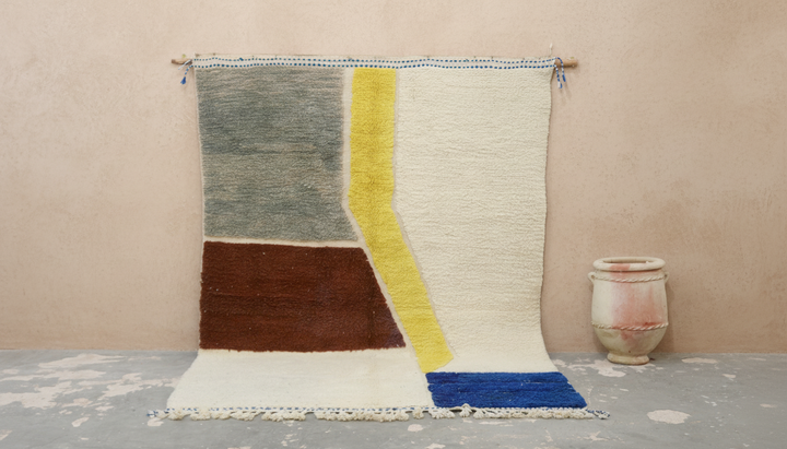 Stort Azilal-teppe 295×210 cm – Moderne marokkansk ullteppe i elfenben, blått, oker og jordtoner, GO-982