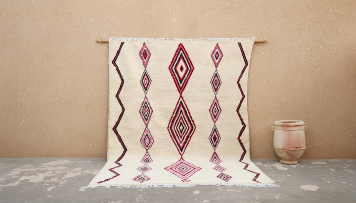 Azilal-teppe 300×200 cm – Elfenbensfarget marokkansk berberteppe med rosa og burgunder diamant Amazigh-motiver, GO-979