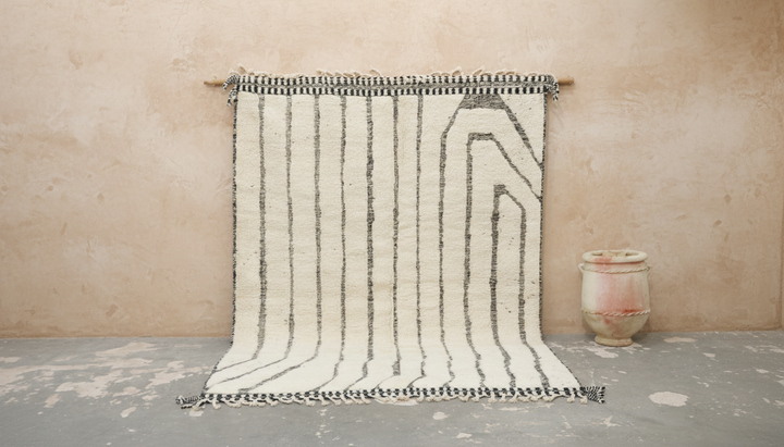 Stort Beni Ouarain-teppe 290×210 – Elfenbensull med svart lineært design, GO-939