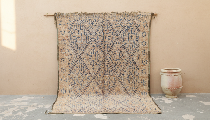 Vintage Beni M’Guild-teppe 280×200 cm – Falmet marokkansk berberteppe med blå stammediamantmønstre, GO-1005