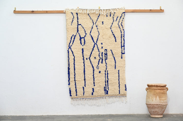 Elfenbeinfarbener und blauer abstrakter Beni Ouarain-Teppich, P473, vollständige Ansicht des Teppichs
