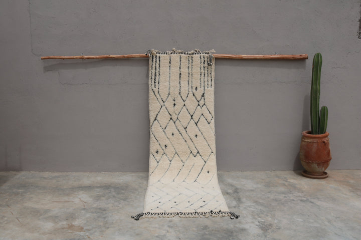 Beni Ouarain Läuferteppich R326, Vorderansicht hängend mit linearem Rautenmuster, 300 x 95 cm