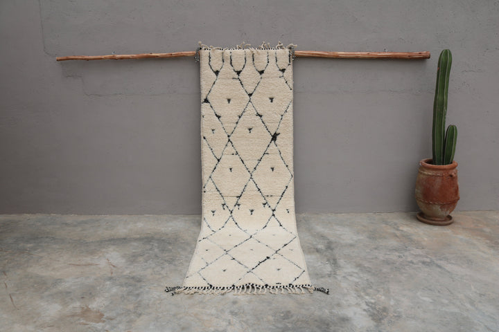 Tappeto runner Beni Ouarain R327 appeso vista frontale che mostra il reticolo a diamante aperto, 305 x 95 cm