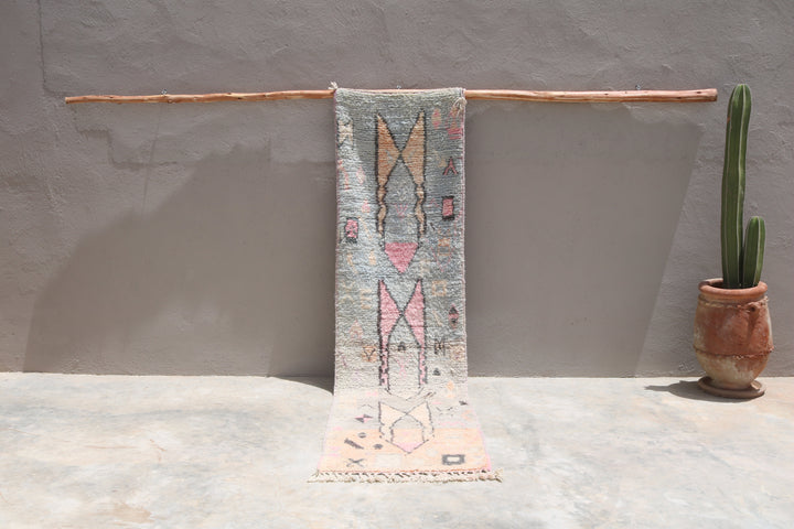 Tappeto runner Azilal R350 vista frontale appeso che mostra motivi geometrici delineati, 295 x 78 cm