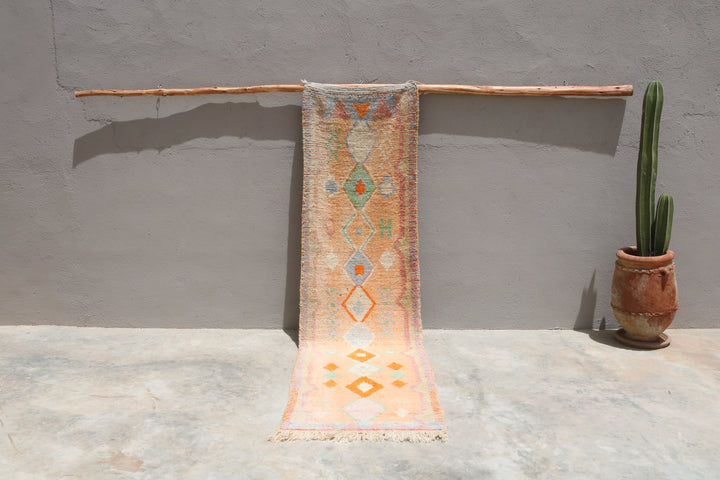 Tappeto runner Azilal R356 appeso vista frontale con rombi ripetuti, 307 x 73 cm