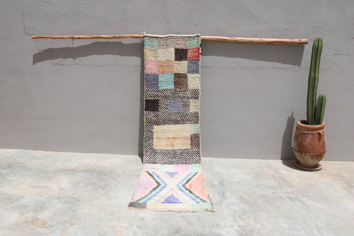 Vista frontal colgante de la alfombra Azilal runner R359 mostrando geometría de bloques de color, 300 x 78 cm