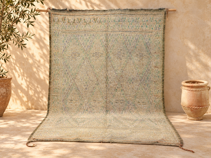 Tappeto vintage Beni M'Guild anni '70 V344, geometria a diamante tenue, vista completa del tappeto