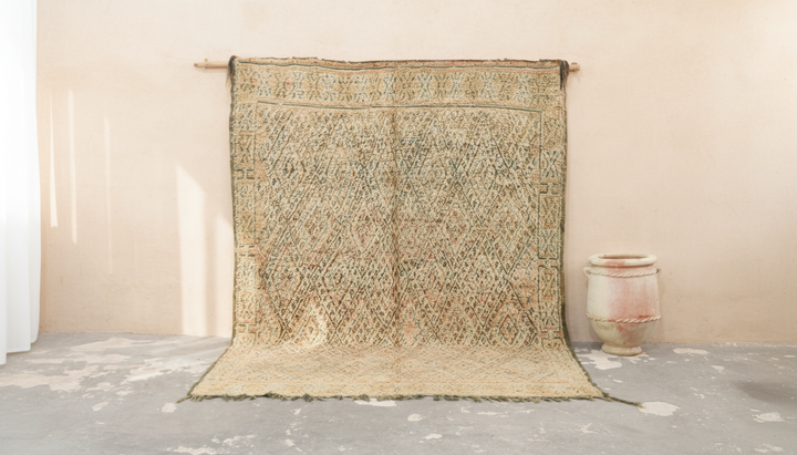 Vintage Beni M’Guild-teppe 285×215 cm – Slitt marokkansk berberteppe med falmede stammemønstre, GO-1006